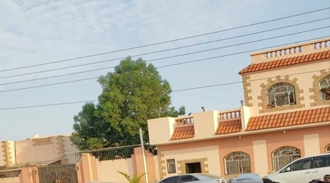 عدن : المشوشي والوالي يطمئنون على الشيخ العقربي ويعدونه بملاحقة الجناة ومحاكمتهم 