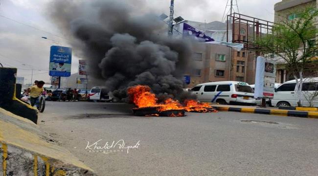 اندلاع احتجاجات واسعة في مقر محافظة تعز
