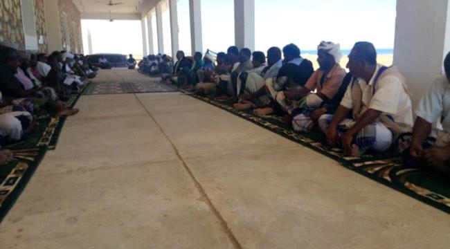 مشائخ ومقادمة سقطرى تدعو الرئيس هادي للتعجيل بإقالة المحافظ وتؤكد رفضها القاطع لمشاريع الاخوان المسلمين " بيان " 