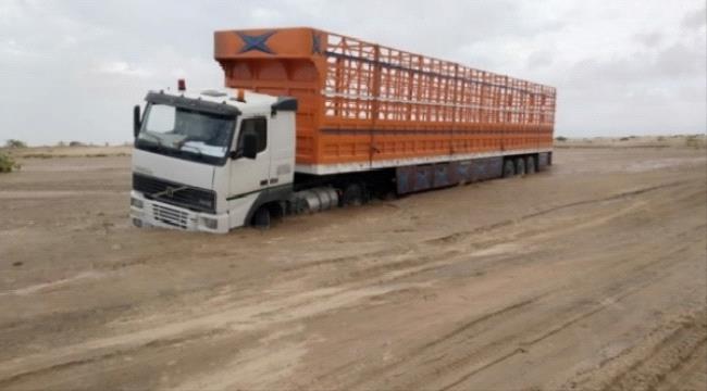 شبوة .. سيول الأمطار تجرف جسرعرقة في رضوم 