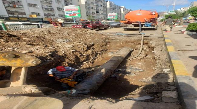 عدن.. اصلاح كسر انبوب مياه المعلا واستئناف ضخ الماء للمنازل 