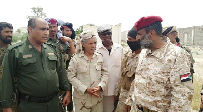 العميد الحوثري يطلع على الجاهزية القتالية للمعسكرات في ابين