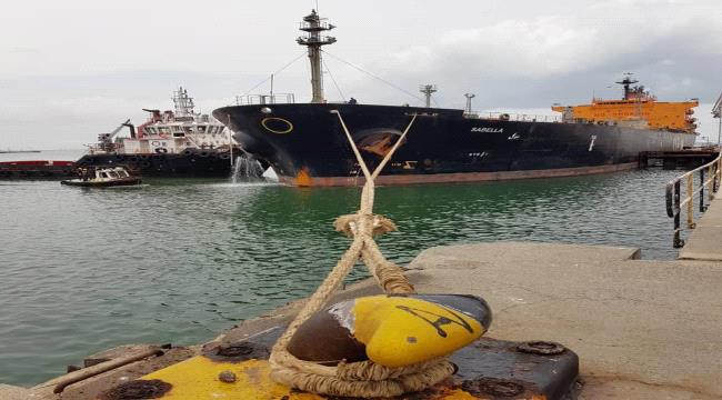 دخول السفينة سابيلا المحملة بديزل محطات الكهرباء إلى رصيف ميناء الزيت
