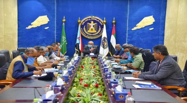 إنتقالي عدن يعقد اجتماعًا طارئًا لبحث تدابير ومعالجات المنخفض الجوي الذي ضرب العاصمة 