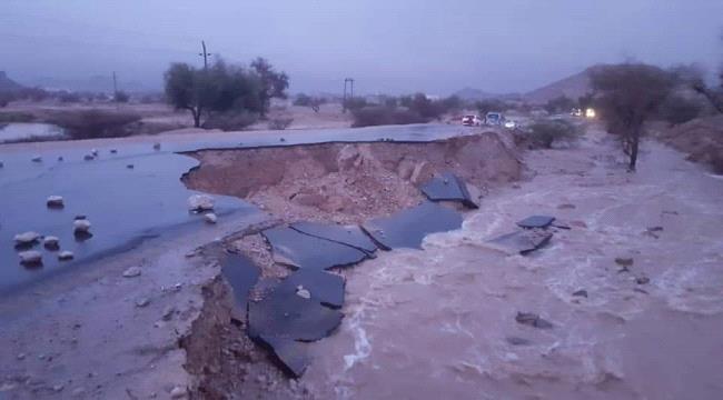 تدفق السيول يقطع الطريق بين شبوه وعدن وحضرموت 
