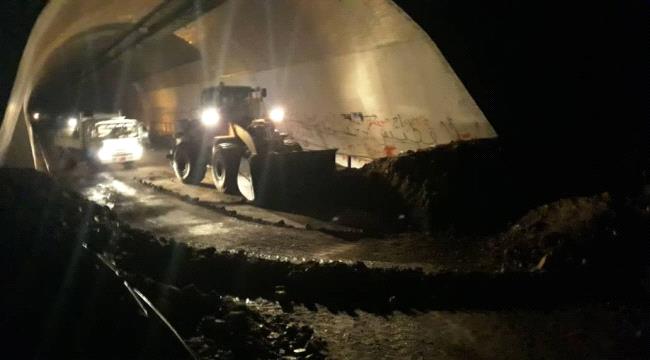  تنفيذاً لتوجيهات الرئيس الزُبيدي.. إغاثة انتقالي التواهي ترفع مخلفات الأمطار بالمديرية