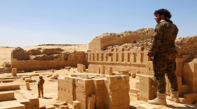مليشيات الاخوان تسلم مواقع ومعسكر اخر للمليشيات بمأرب
