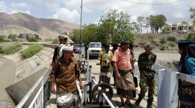 رئيس انتقالي أبين يتفقد عددا من الحواجز المائية بمديرية خنفر 