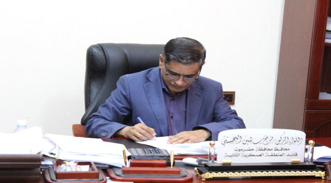 محافظ حضرموت يوجه بسرعة تجهيز وتسيير قافلة إغاثة  لمساعدة المواطنين في عدن