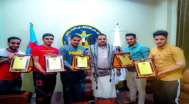   السقطري يكرم مُنقذي الرجل المسن بكريتر ويحيي فيهم روح الأقدام والشجاعة 