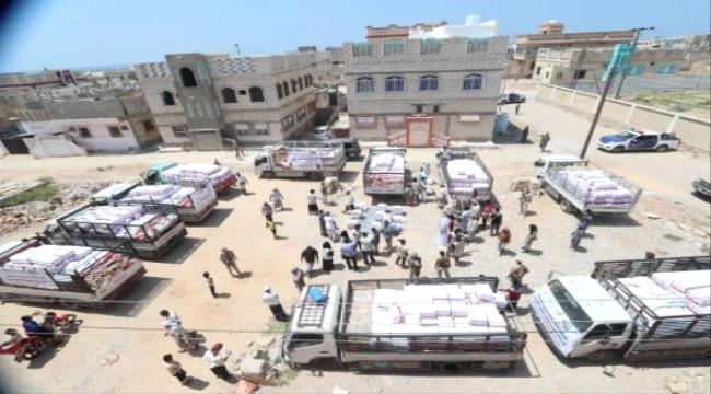 بدعم إماراتي.. هيئة الهلال الأحمر تسير أول قافلة إغاثية لمدينة الشحر
