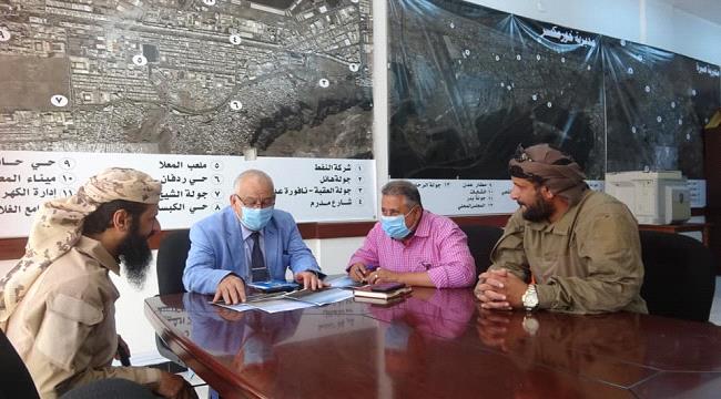 الوالي يتفقد احتياجات صندوق النظافة بالعاصمة عدن