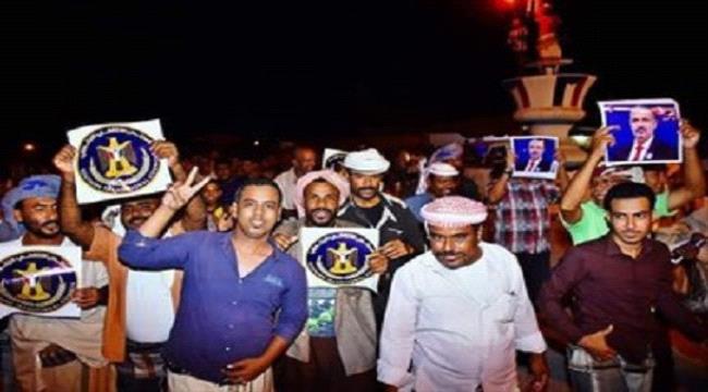 سياسي جنوبي : محافظات الجنوب لن تغرد خارج السرب وحضرموت قالتها اليوم بعفوية "كلنا إنتقالي".
