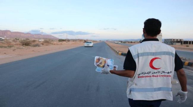 تبدعم اماراتي.. وزيع 600 وجبة إفطار في عتق 