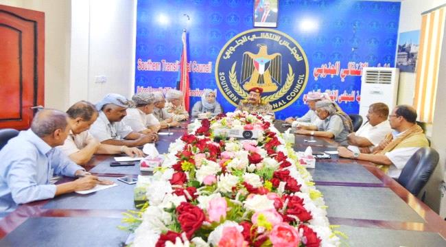 اللواء بن بريك يلتقي عدد من وزراء الدفاع السابقين وأعضاء بالهيئة العسكرية الجنوبية