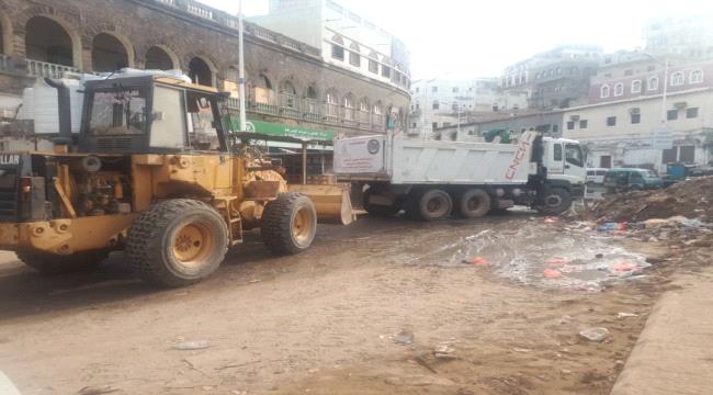 الجمعية الاستثمارية وشركة جراند عدن ترفعان مخلفات السيول من حي الشوله بالتواهي وكاسترو بالمعلا