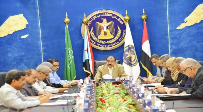 الانتقالي يناقش عملية النزوح إلى عدن ويحذر الاصلاح من الاستغلال السياسي لأزمة النازحين