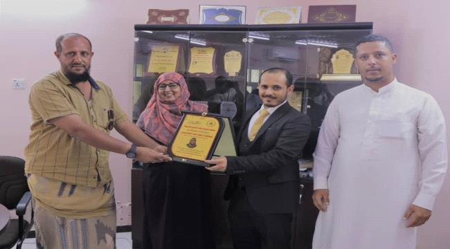 الدعم والإسناد تكرم مدير الإمداد الدوائي بعدن 