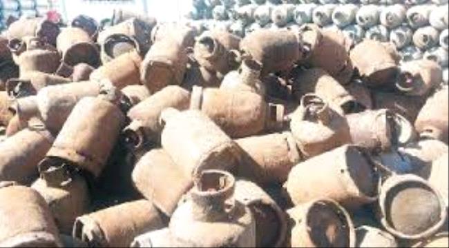 عدن.. اتلاف كميات كبيرة من اسطوانات الغاز المنزلي المخالفة