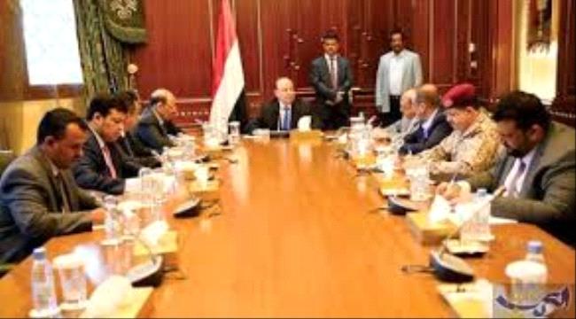 صحيفة دولية: الشرعية انشغلت بمحاربة الانتقالي واغفلت الحوثيين وهناك جهود تبذل لتقويم ادائها 