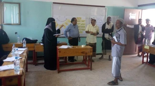 مدير عام مسيمير لحج يتفقد المشاركات في دورة محو الأمية وتعليم الفتاة بالمديرية