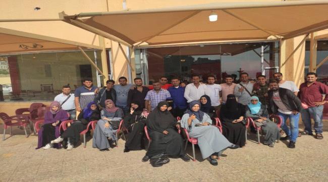 طاقم اذاعة هنا عدن يحتفل بالذكرى السنوية الاولى على افتتاحها