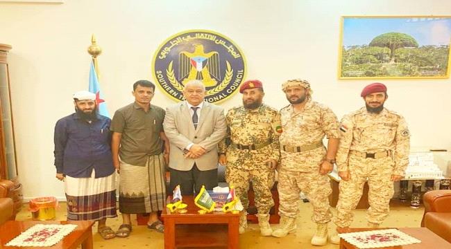 الوالي يناقش مع قيادات الحزام الأمني والدعم الإسناد الاجراءات التي تم تنفيذها من اتفاق الرياض