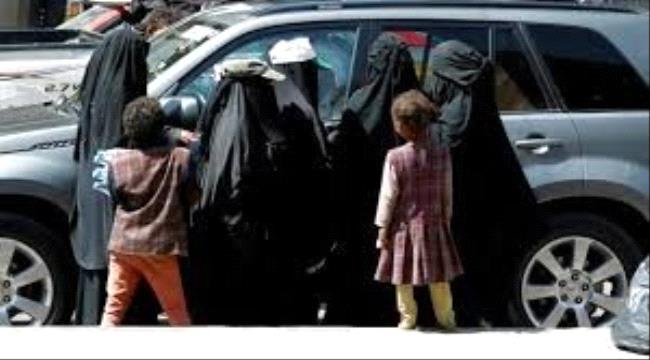 النزوح وفقد الوظيفة والعائل تدفع بمئات الالاف من المواطنين للتسول في مناطق الانقلابيين