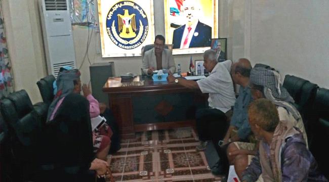رئيس انتقالي لحج يستمع لشكاوي المواطنين ويتلمس همومهم ومعاناتهم