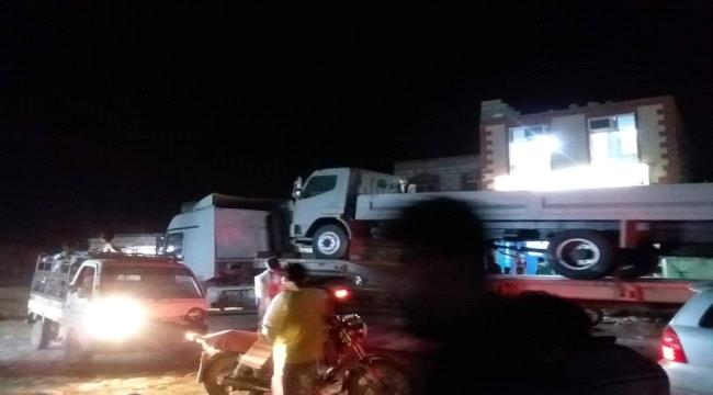 قافلة عسكرية للتحالف العربي تعبر شقرة في طريقها الى عدن
