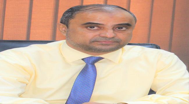 وزير المالية يوقف رواتب الموظفين الجنوبين النازحين من صنعاء 