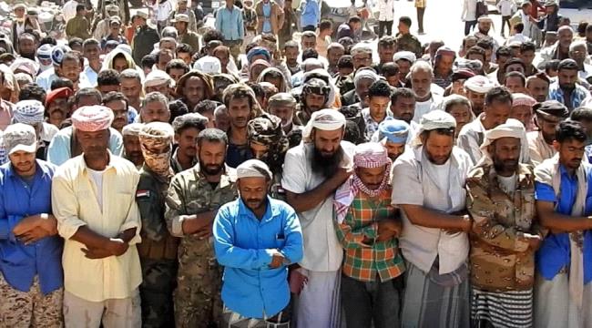 قائد الحزام الأمني بالضالع يتقدم تشيع شهيدين من ابطال المحافظة