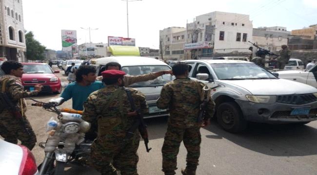 عدن.. حملة أمنية في كريتر لضبط الدراجات النارية