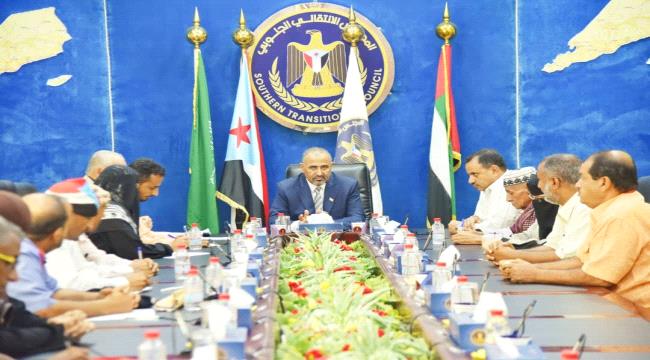 الرئيس الزُبيدي يلتقي قيادة نقابة المعلمين والتربويين الجنوبيين في العاصمة عدن والمحافظات الجنوبية