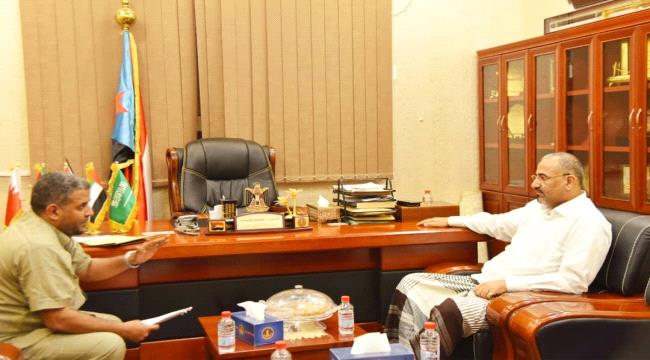 الرئيس الزُبيدي يناقش مع  مدير المعلا أحوال مواطني جزيرة ميون