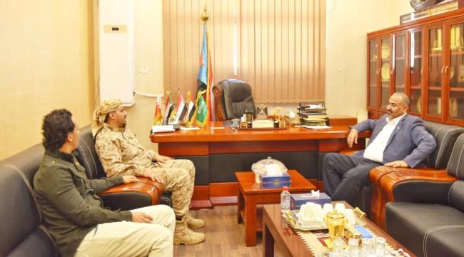 الرئيس الزُبيدي يلتقي القائد أنيس العولي قائد الشرطة العسكرية بالعاصمة عدن