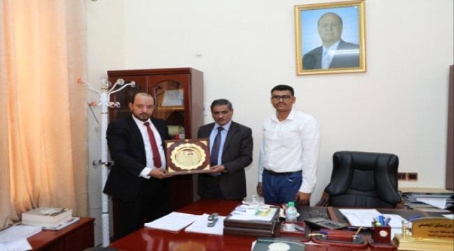 محافظ حضرموت يشيد بمركز حضرموت للأبحاث والدراسات الاستراتيجية