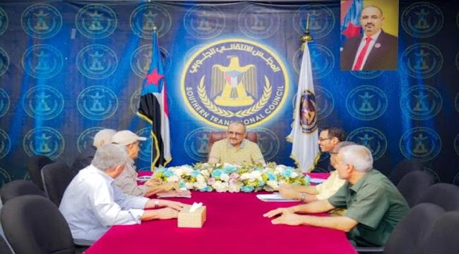 الجعدي يناقش مع نخبة من العسكريين الجويين الجنوبيين سُبل استعادة دورهم الرائد في القطاع العسكري 