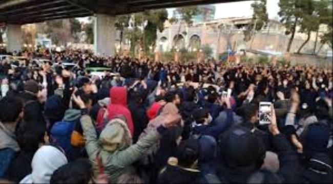 الاحتجاجات تعم المدن الإيرانية وهتافات ضد الحرس الثوري