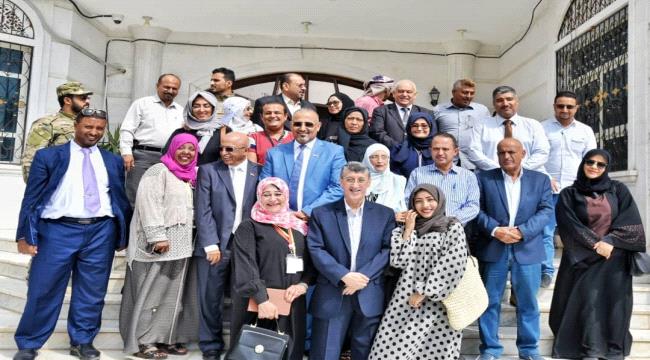 الرئيس الزُبيدي يلتقي مجموعة "مشاورات عدن" ويؤكد التزام المجلس باستعادة الدور الريادي للمدينة