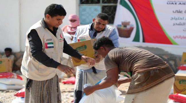 استمرار عملية توزيع المساعدات الغذائية على اهالي مديرية الشحر  بحضرموت 