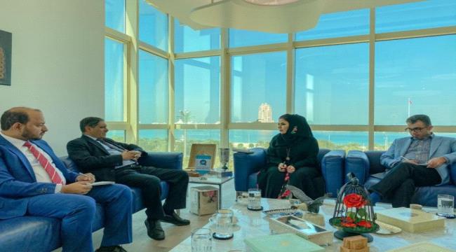محافظ حضرموت يلتقي مديرة مركز الإمارات للدراسات السياسية