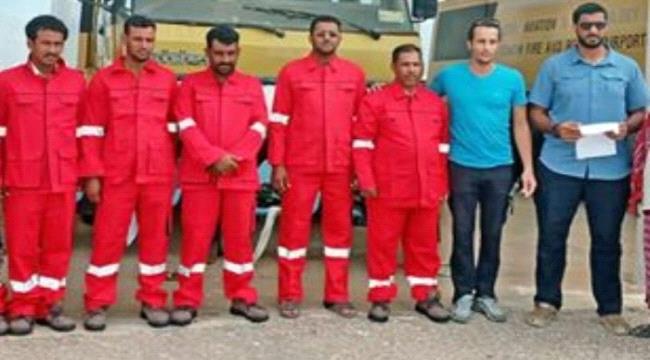 مؤسسة اماراتية تقدم دعماً لرجال الدفاع المدني بمطار سقطرى