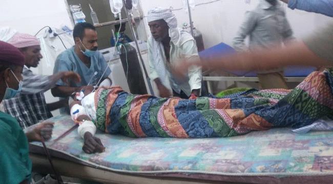 قذائف مليشيات الحوثي تستهدف المدنيين في التحيتا واصابة مواطن وآمراه بجروح خطره 