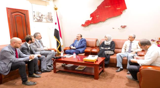 اللواء بن بريك يؤكد استعداد المجلس الانتقالي في تسهيل عمل فريق الصليب الأحمر الدولي 