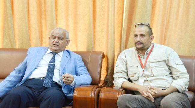 الوالي يناقش مع نائب مدير مياه عدن معوقات العمل بقطاع الصرف الصحي