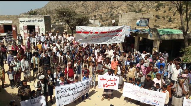 مسيرة ووقفة حاشدة لابناء القبيطة تطالب بالقصاص من قاتل القباطي في مدينة تعز
