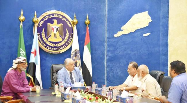 الوالي يطلع على هموم  واحتياجات الصيادين ومعوقات مهنة الصيد بعدن