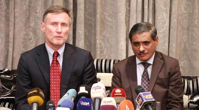 محافظ حضرموت يعقد مؤتمر صحفي مع الوفد الاممي الزائر للمكلا