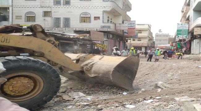 لحج.. إزالة عوائق رصف محيط مستشفى ردفان
